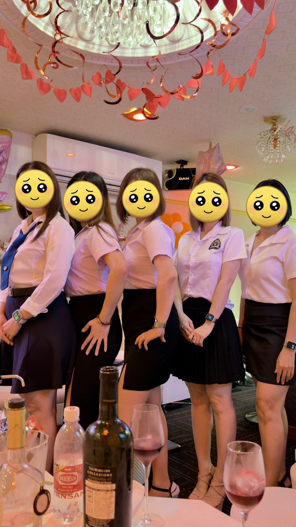 白いシャツ姿のキャスト